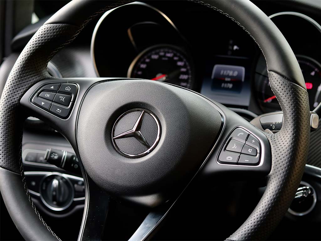 Mercedes Benz Cockpit Detail Header Image